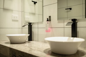 Familien-Studiosuite, Poolblick | Badezimmer | Dusche, Handtücher, Seife, Toilettenpapier