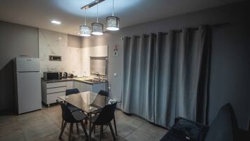 Estudio junior, cocineta | Caja de seguridad en la habitación, cortinas blackout y insonorización