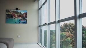 Suite estudio familiar, vista a la alberca | Área de sala de estar