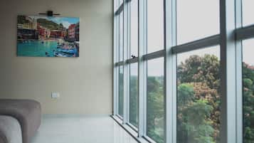 Suite estudio familiar, vista a la alberca | Área de sala de estar