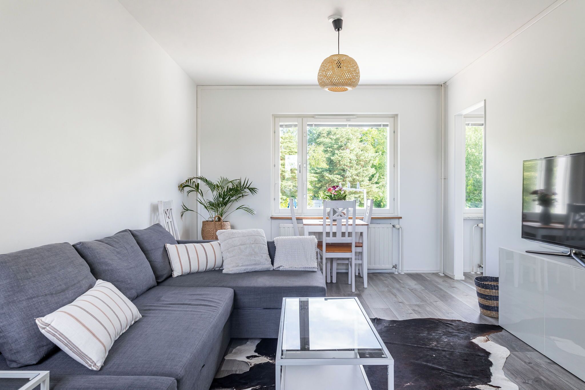 Comfort-Apartment | Wohnbereich | 46-Zoll-Smart-TV mit Kabelempfang