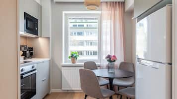 Superior-studio, kaupunkinäköala | Yksityinen keittiö | Jääkaappi, mikroaaltouuni, uuni, liesi