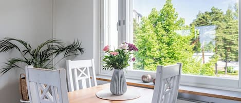 Appartement Confort | Repas dans la chambre