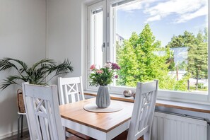 In-room dining - Apartments near Lahti Center and Isku-Arena with Free Parking (Lahti)