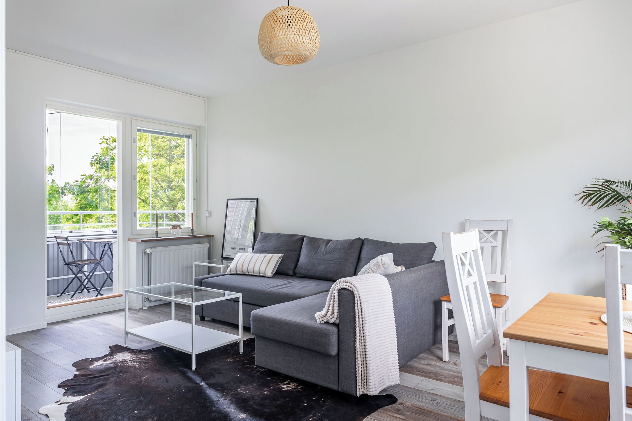 Appartement Confort | Coin séjour | TV connectée de 46 pouces avec chaînes par câble