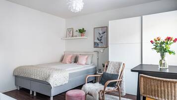 Comfort Studio | Individually decorated, individually furnished, blackout drapes