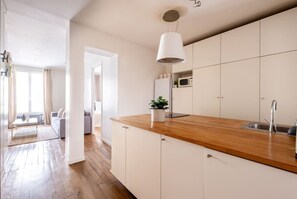 Een microgolfoven, een oven, een kookplaat, een broodrooster