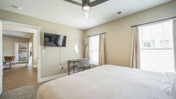 3 bedrooms, desk, laptop workspace, blackout curtains
