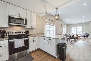 Réfrigérateur, four à micro-ondes, un four, surface de cuisson