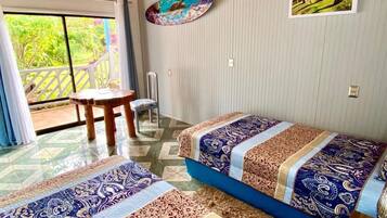 Habitación Confort con 2 camas individuales, vista al jardín | Escritorio