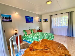 Quarto casal conforto, vista para o jardim | Escrivaninha