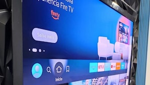 Een televisiescherm toont een streamingdienstinterface met diverse contentopties.