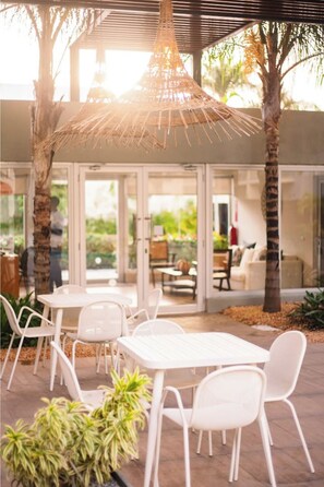 Outdoor dining - 313 H+C New, Modern-Fantastic Pool View (Bayahibe)