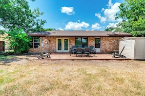 Outdoor dining - 2 Mi to Kyle Field: Bryan Home w/ Fenced Yard (Bryan)