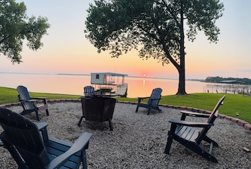 Εικόνα του Private Fishing Dock, Swimming, Boat Lift, Fire Pit, Pavilion, & Game Room