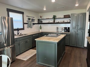 Jääkaappi, mikroaaltouuni, uuni, liesi