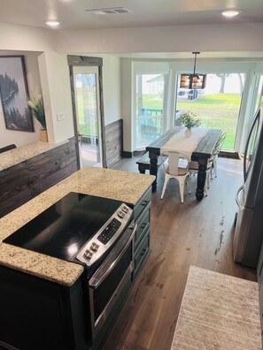 Jääkaappi, mikroaaltouuni, uuni, liesi