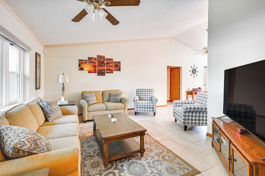 5 Mi To Weeki Wachee: Spring Hill Home W/ Lanai - Spring Hill, FL
