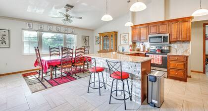 5 Mi to Weeki Wachee: Spring Hill Home w/ Lanai