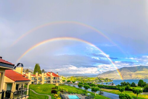 Top-Floor Newly Remodeled 2-bed Condo w/ LAKE VIEW & ACCESS, Hot Tub & 5 Pools