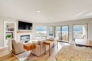 Smart TV, fireplace