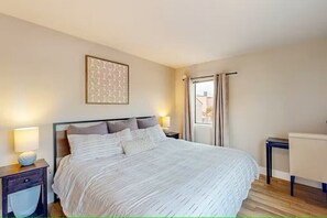 2 bedrooms, desk, travel cot, free WiFi - Top-Floor Newly Remodeled 2-bed Condo w/ LAKE VIEW & ACCESS, Hot Tub & 5 Pools (Chelan)