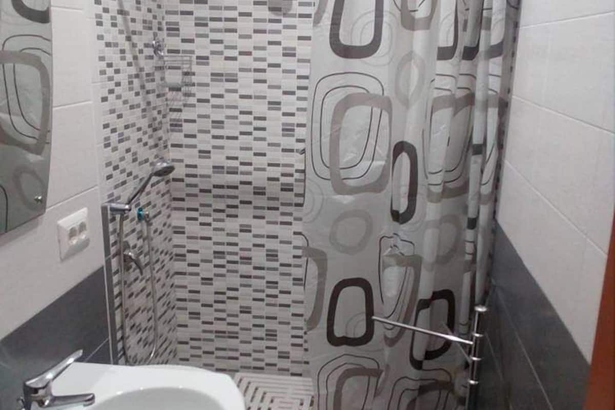 Kamar Double atau Twin Klasik, pemandangan halaman | Kamar mandi