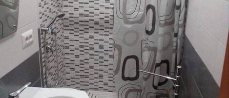 Classic Double or Twin Room, Courtyard View | Bathroom