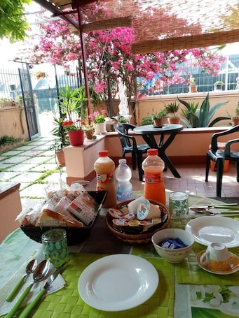 Desayuno bufé gratuito y diario. Domus Felix