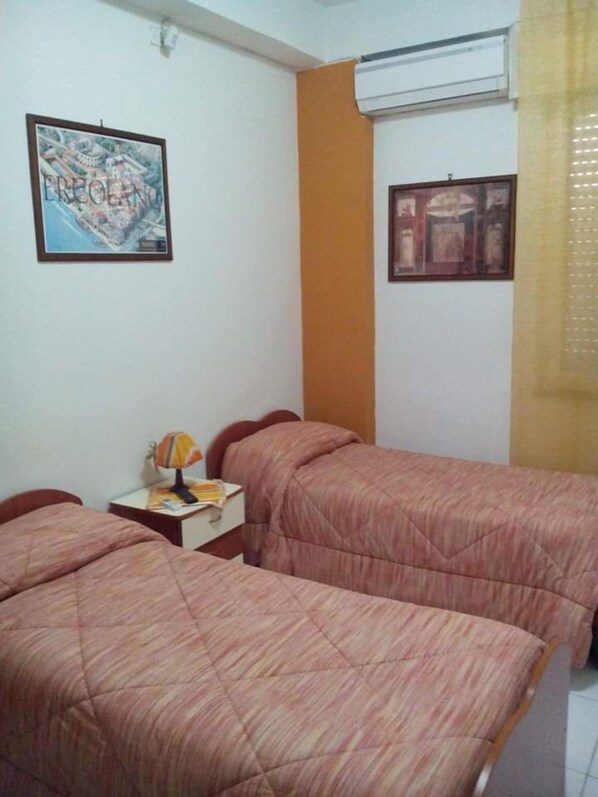 Classic Double or Twin Room, Courtyard View | Free WiFi - Domus Felix (Ercolano)