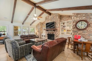 Una Smart TV, una chimenea, libros