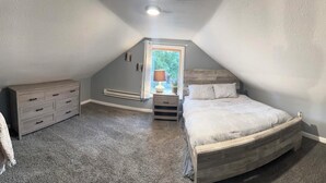 2 soverom, skrivebord, strykejern/-brett og wi-fi