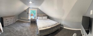 2 bedrooms, desk, iron/ironing board, WiFi