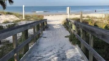 Sur la plage, chaise longue, serviettes de plage