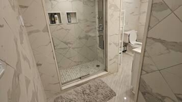 Suihku, pyyhkeet, saippua, sampoo