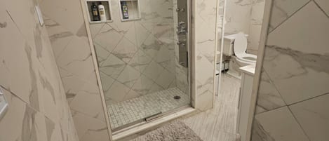 Douche, serviettes fournies, savon, shampoing