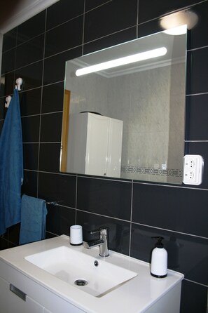 مجففات شعر، مناشف، ورق حمّام