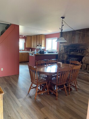Dining - The 360
Charming 3-bedroom house with WiFi and AC in welcoming Centennial (Centennial)