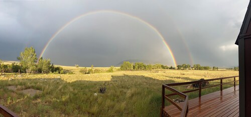 The 360
Charming 3-bedroom house with WiFi and AC in welcoming Centennial