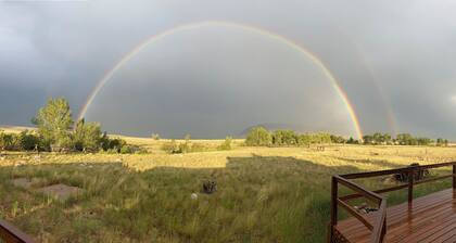 The 360
Charming 3-bedroom house with WiFi and AC in welcoming Centennial