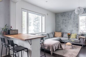 Leilighet – deluxe, bakgårdsutsikt | Spiseområde på rommet