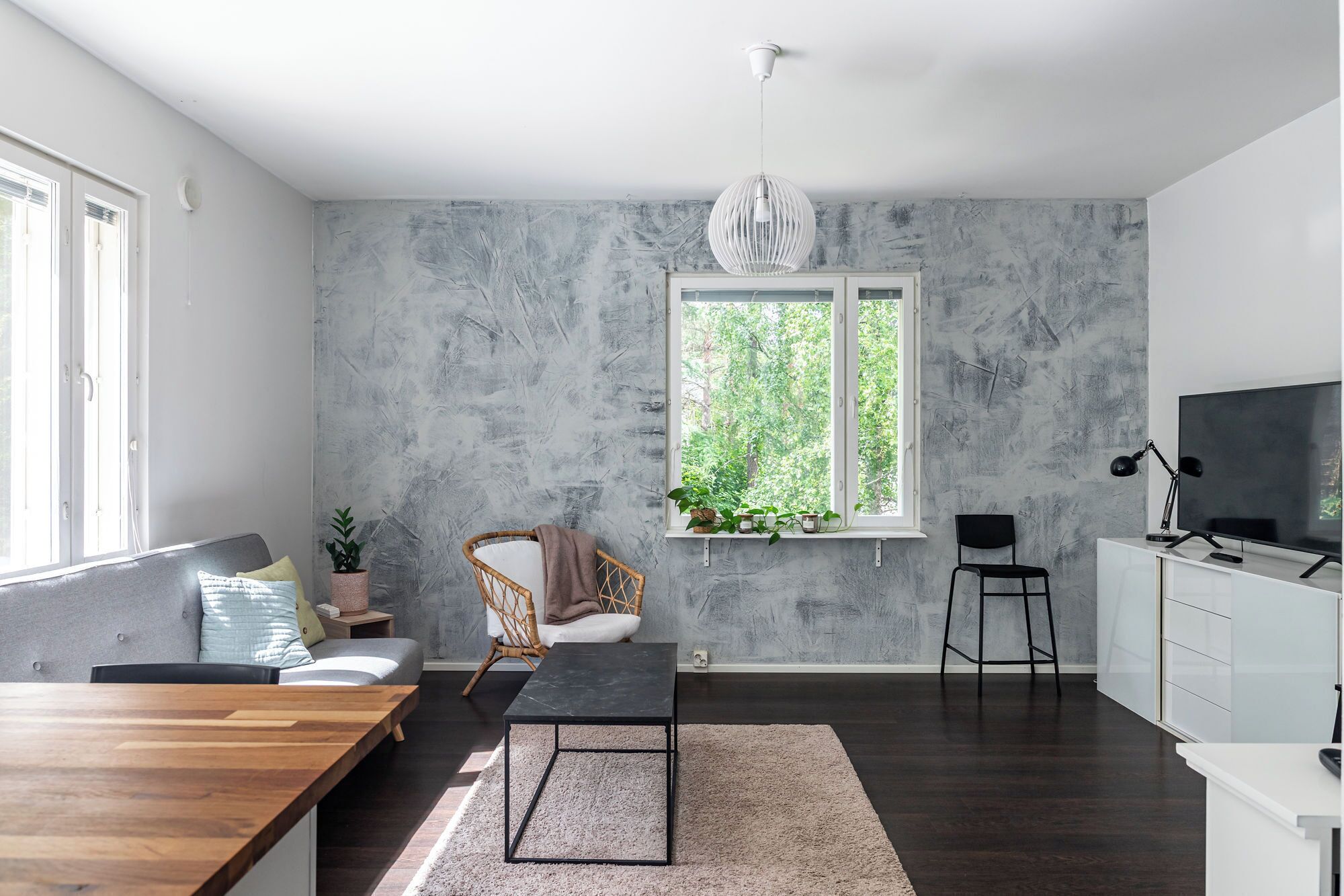 Deluxe-Apartment, Blick auf den Innenhof | Wohnbereich | 55-Zoll-Smart-TV mit Kabelempfang