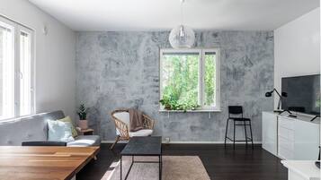 Deluxe-Apartment, Blick auf den Innenhof | Wohnbereich | 55-Zoll-Smart-TV mit Kabelempfang