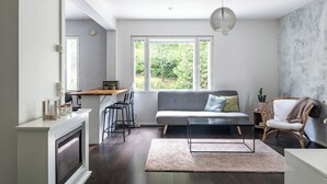 A modern living space with a kitchen, dining area, and seating area. - Beautiful 1BR Apartment in Lahti Center (Lahti)