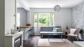 Apartamento luxo, vista para o pátio | Área de estar | Smart TV 55 polegadas com canais a cabo