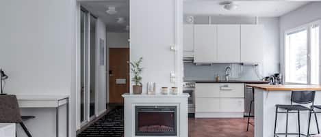 Deluxe-Apartment, Blick auf den Innenhof | Wohnbereich | 55-Zoll-Smart-TV mit Kabelempfang