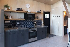 Refrigerador, microondas, horno y parrilla de estufa 