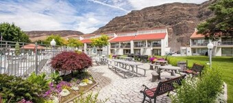 Crescent Bar Condo: On the river with Pool, Gorge shuttle/Wineries, AC