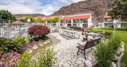Crescent Bar Condo: On the river with Pool, Gorge shuttle/Wineries, AC