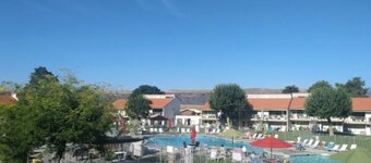 Crescent Bar Condo: On the river with Pool, Gorge shuttle/Wineries, WiFi, AC 